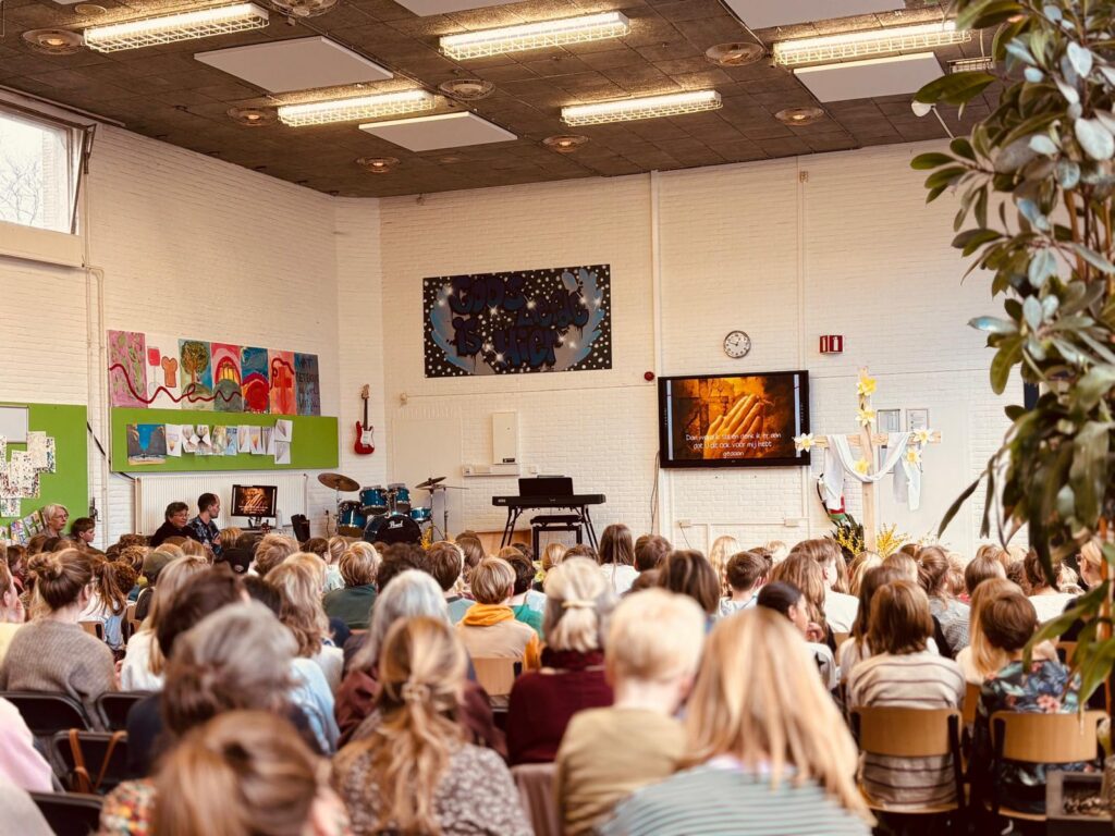 Foto viering grote hal Kindcentrum Aquamarijn
