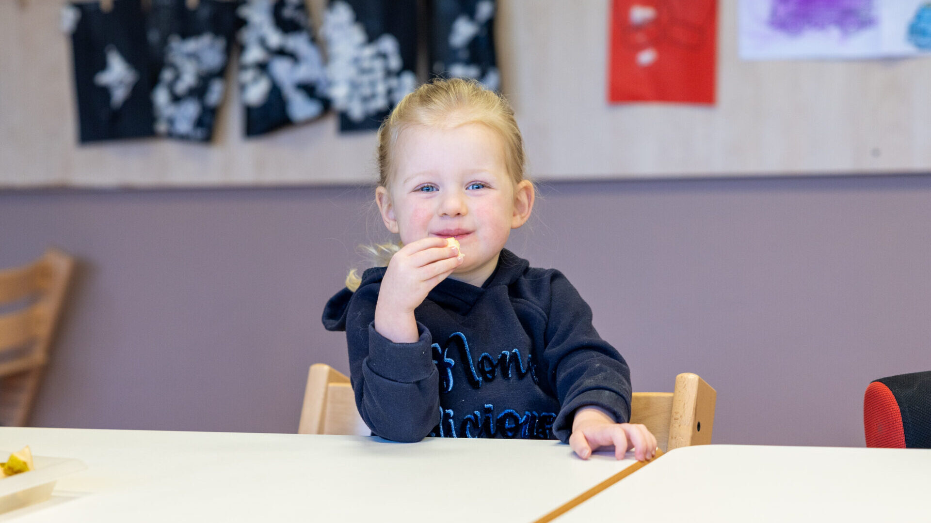 Meisje op het kinderdagverblijf van Kindcentrum Aquamarijn bij een eetmoment