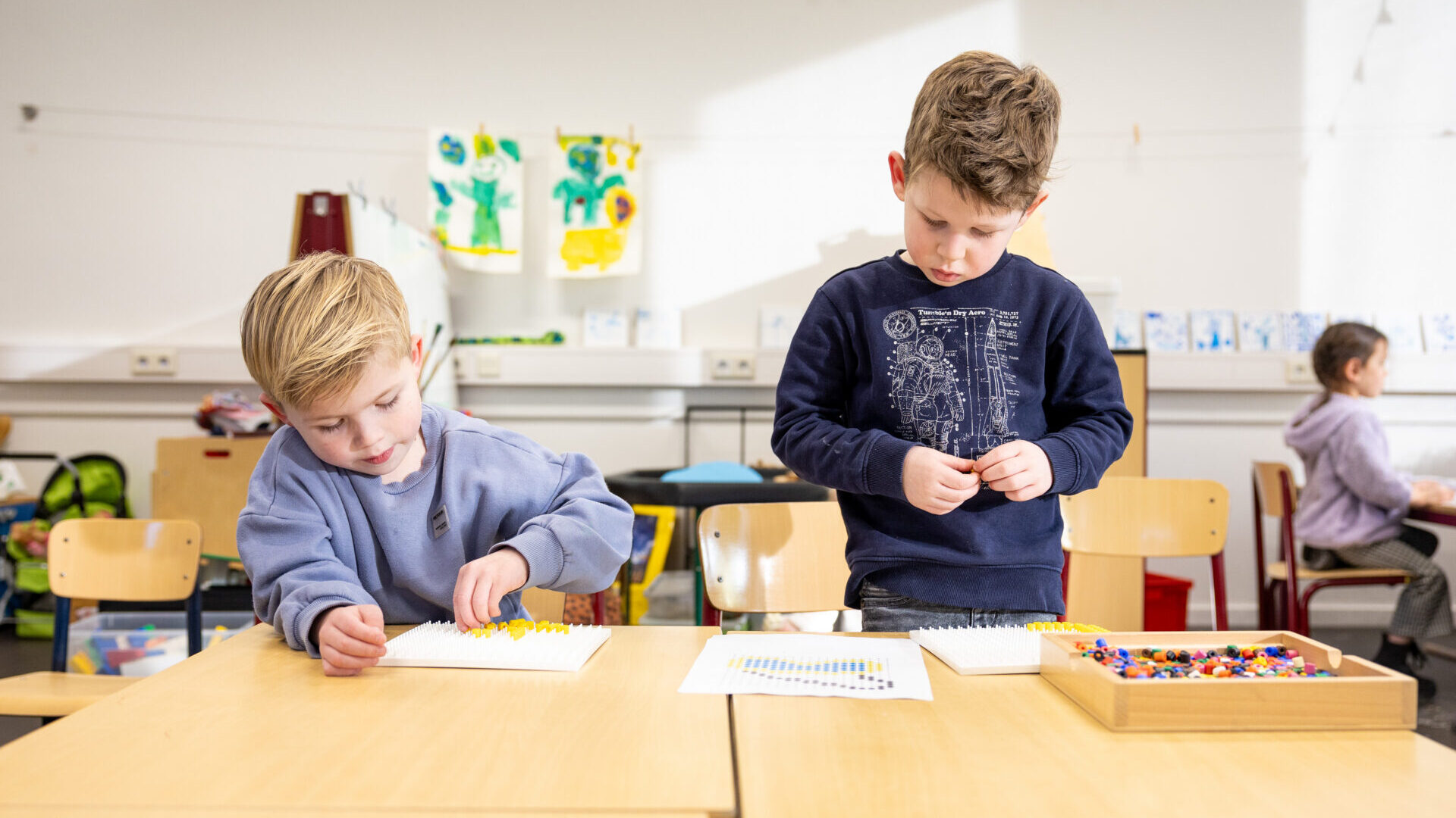 Twee jongens aan het spelen met kralen op Kindcentrum Aquamarijn