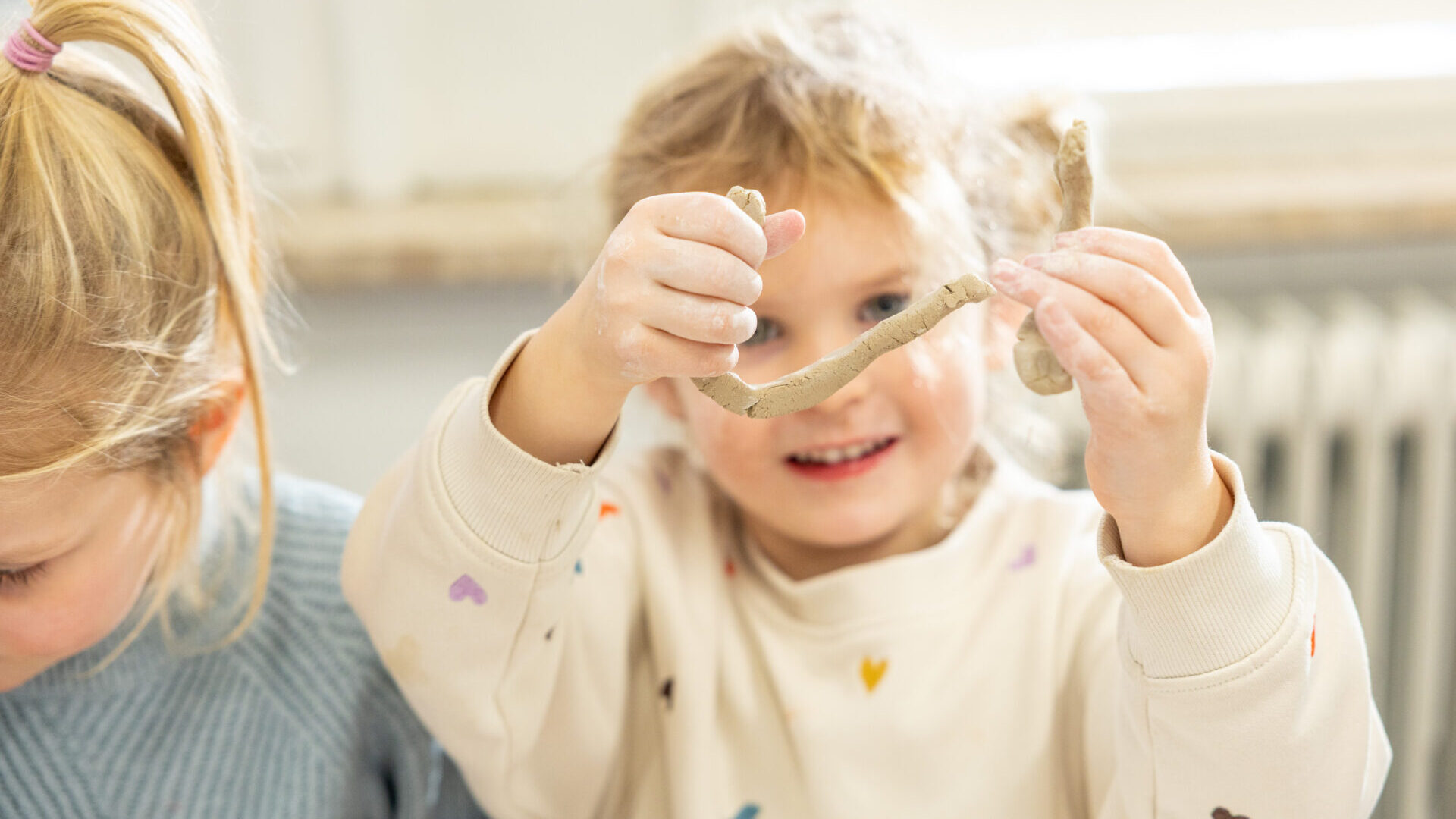 Meisje van Kindcentrum Aquamarijn in groep 1 aan het spelen met klei