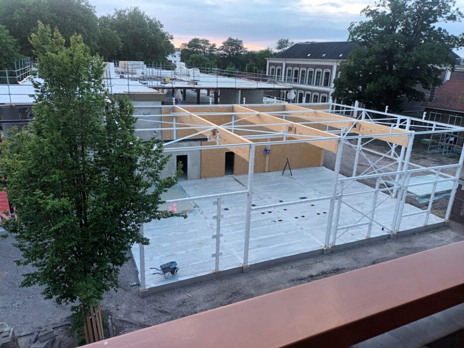 Eerste wanden van de gymzaal in het nieuwe Turfhuys